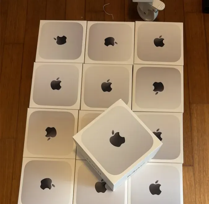整齐排列的 Mac mini 新机包装