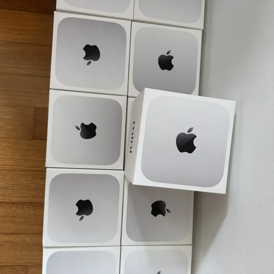 叠放待上架的 Mac mini 包装盒实拍